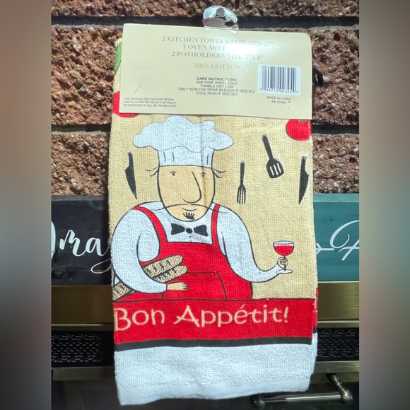 5~PCS CHEF LINEN 2 KITCHEN TOWELS 15" x 25"
1 OVEN MITT 13"
2 POTHOLDERS 7" x 8" - Picture 5 of 8